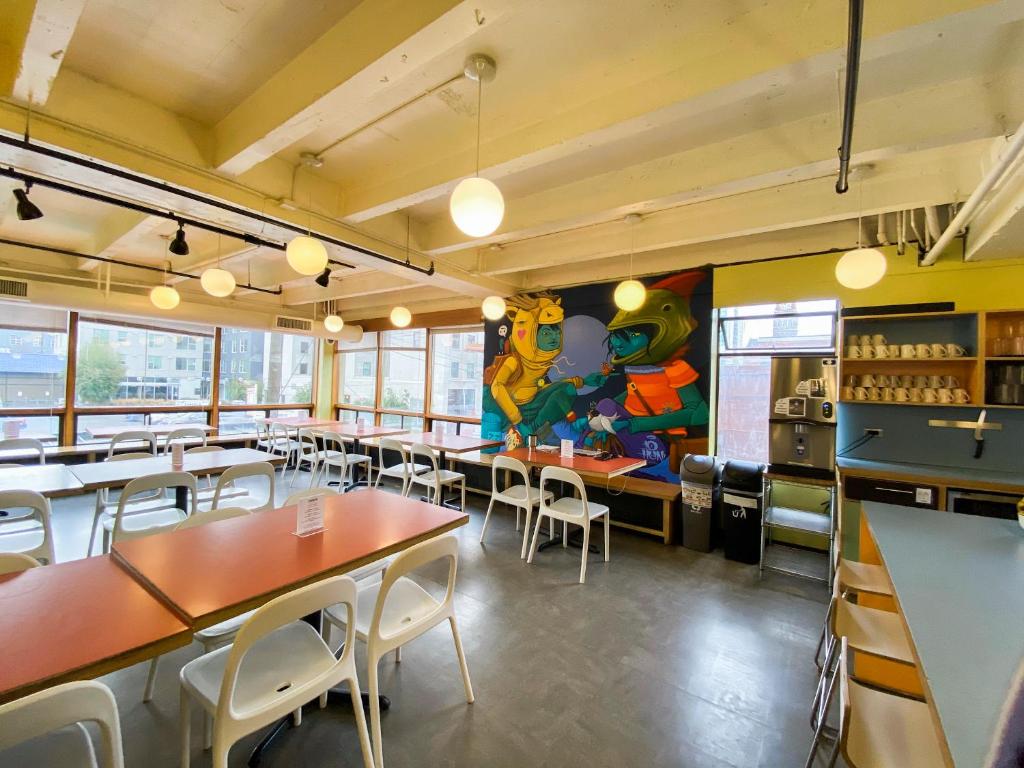 HI - Seattle Hostel at the American Hotel image 18
