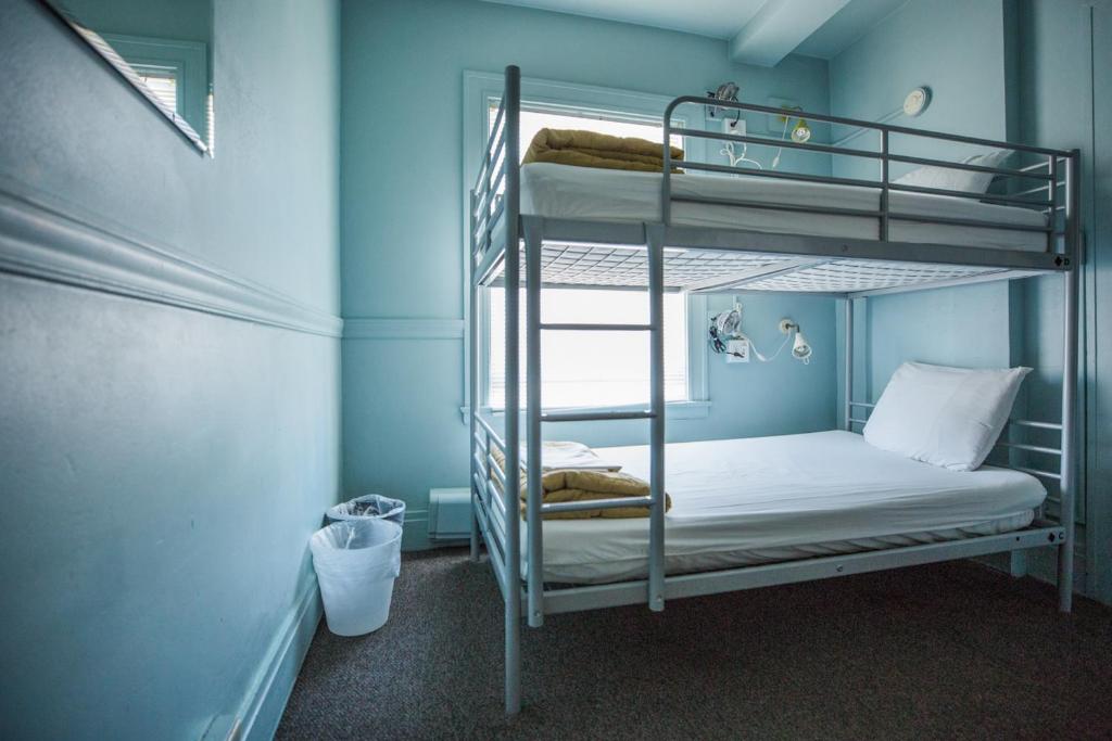 HI - Seattle Hostel at the American Hotel image 9